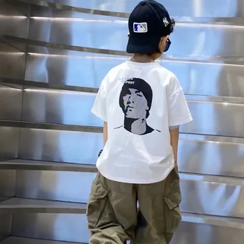Детски дрехи за почивка с къси ръкави за момчета от 2024 г., свободни полурукавики, корейската версия на тениски с принтом главата на момчето