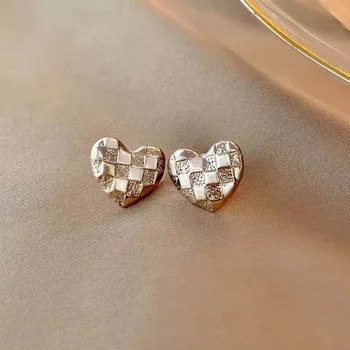 Нови корейски обеци-сърца за жени, имитация на перли, едно малко сърце любов, метал златен цвят, Прекрасен подарък за Свети Валентин 2023